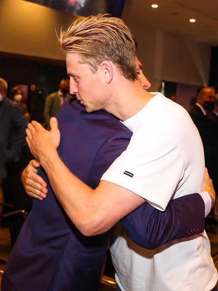 Ter Stegen, De Jong động viên Messi sau quyết định khó khăn. "El Pulga" đã làm mọi cách để tái ký hợp đồng, nhưng không thể hoàn thành nguyện vọng vì giới hạn lương của La Liga.