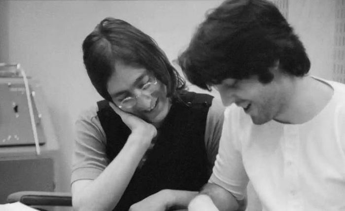 Paul McCartney và John Lennon vô cùng hòa thuận khi nói về “She Loves You”