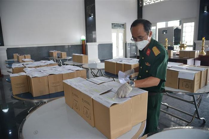 Các cán bộ Bộ Tư lệnh TP Hồ Chí Minh kiểm tra tro cốt người mắc bệnh COVID-19 tử vong tại Nhà tang lễ Thành phố Hồ Chí Minh trước khi giao về nhà cho thân nhân. Ảnh: Mạnh Linh - TTXVN