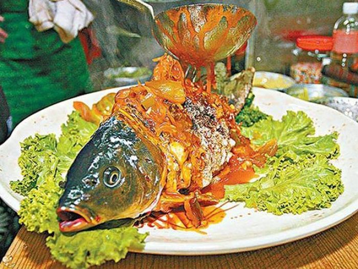 Cụ thể, để món này đạt chuẩn, đầu bếp nhất định phải khiến thân cá đã chín, thơm ngon vô cùng nhưng mang cá vẫn còn hoạt động, con cá vẫn cố thở và miệng liên tục ngáp.