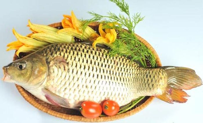 Được biết, do tính độc đáo, món cá âm dương từng được phổ biến ở nhiều nước như Australia, Đức. Tuy nhiên, kể từ năm 2008, sau khi hứng chịu làn sóng chỉ trích dữ dội từ dư luận, đặc biệt là từ các nhà hoạt động về quyền động vật, món ăn này dần bị loại bỏ, hiện chỉ còn ở một số nhà hàng ở Trung Quốc chuyên món độc lạ.