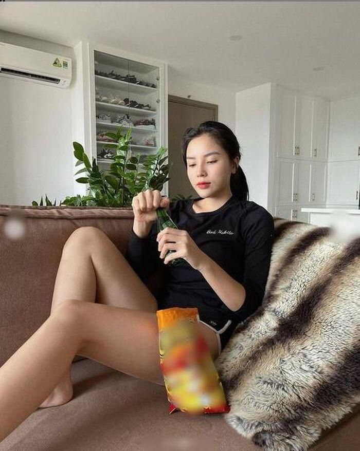 Thiết nghĩ, dẫu biết ở nhà thoải mái, nhưng nếu chụp ảnh đăng lên thì nàng Hậu nên chọn trang phục an toàn hơn một chút, tránh tạo ý kiến trái chiều thế này. 