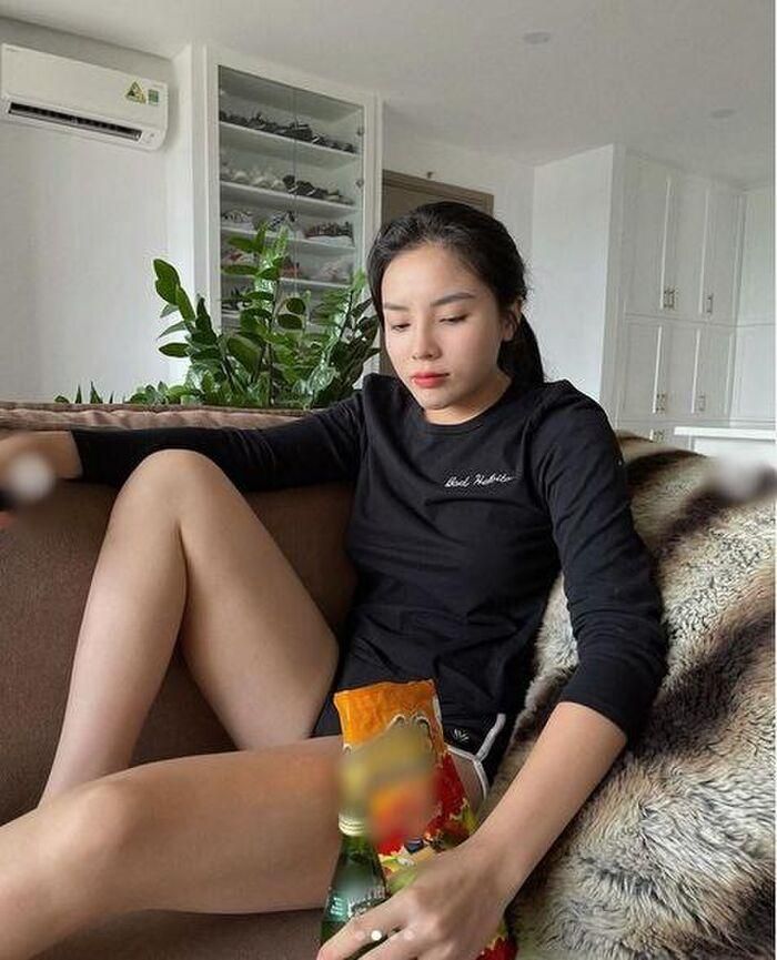 Bộ cánh cô chọn khá thoải mái nhưng chiếc quần. thể thao quá ngắn, đến độ cũn cỡn lưng chừng mới gây nên cớ sự này. 