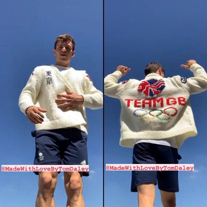 Vận động viên lặn người Anh Tom Daley thu hút sự quan tâm khi thể hiện khả năng đan móc của mình. Tom Daley khoe trên trang cá nhân chiếc áo cardigan do chính anh làm nên. Mặt trước của áo có dòng chữ "Tokyo" bằng tiếng Nhật. Phía sau lưng, Tom Daley tạo điểm nhấn bằng logo Thế vận hội cùng lá cờ và dòng chữ "TEAM GB" (đội Anh). Ảnh: @tomdaley.