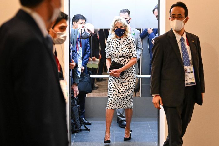 Theo WWD, Đệ nhất phu nhân Mỹ Jill Biden tham dự Lễ khai mạc Olympic Tokyo 2020 trong bộ váy từ nhà thiết Brandon Maxwell. Bà kết hợp cùng túi clutch đen hiệu Larroudé, giày cao gót của Paul Andrew và khẩu trang do Ralph Lauren thiết kế. Ảnh: Grazia Daily.