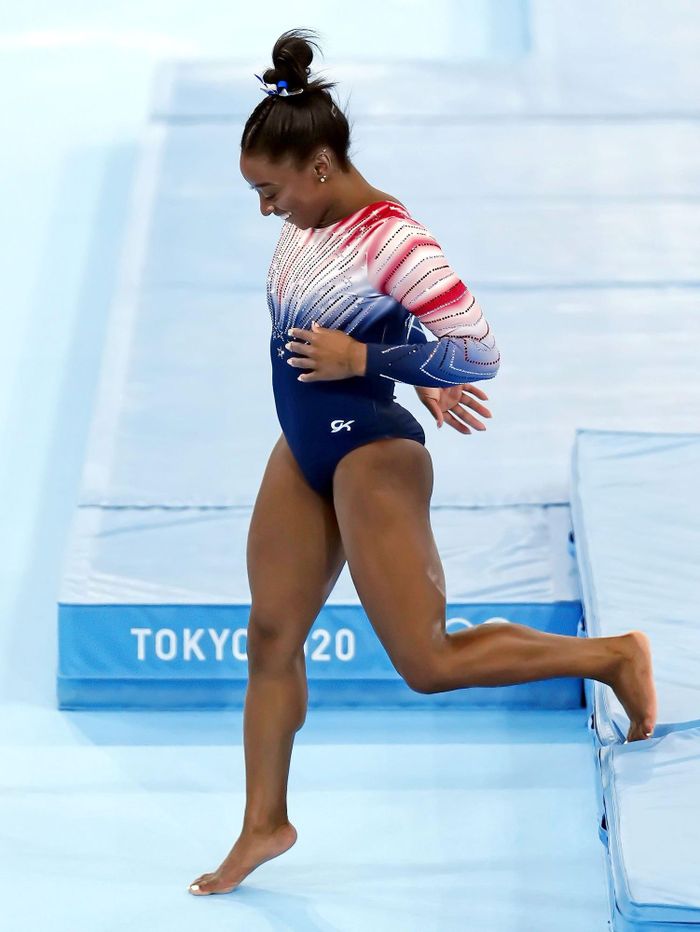 Vận động viên thể dục Simone Biles tham dự Thế vận hội trong bộ đồng phục đặt may của GK Elite Sportswear. Trang phục được làm từ vải tái chế, hướng đến sự tập trung của Tokyo vào tính bền vững. Đặc biệt, bộ đồ được đính hơn 6.400 viên pha lê Swarovski. Ảnh: Us Weekly.