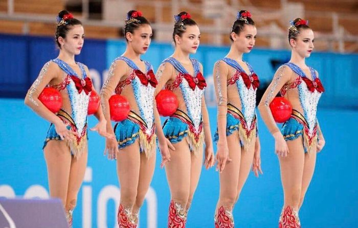 Theo Pledge Times, đội thể dục nhịp điệu của Uzbekistan thể hiện phần thi với trang phục lấy cảm hứng từ Thủy thủ Mặt Trăng. Đây là nhân vật hoạt hình được tạo ra tại Nhật Bản. Chân váy xếp ly xanh, hoa cài áo hình trái tim, nơ và boots cao cổ đỏ là những chi tiết chủ đạo của trang phục Thủy thủ Mặt Trăng. Ảnh: World Journal.
