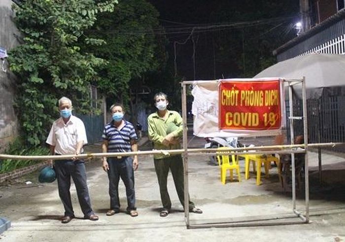  Nhiều người cao tuổi đã đi đầu trong phòng chống dịch (Ảnh: Người cao tuổi ở xã Thủy Xuân Tiên, huyện Chương Mỹ trong ca gác đêm đầu tiên khi thực hiện Chỉ thị 17 của TP)