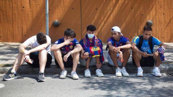 Rất nhiều CĐV đã có mặt ngoài sân Camp Nou để chào tạm biệt Messi
