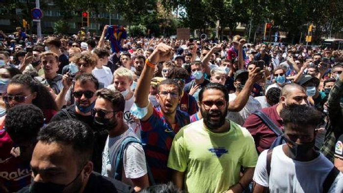Đám đông hô vang "Messi, Messi!" khi anh rời đi
