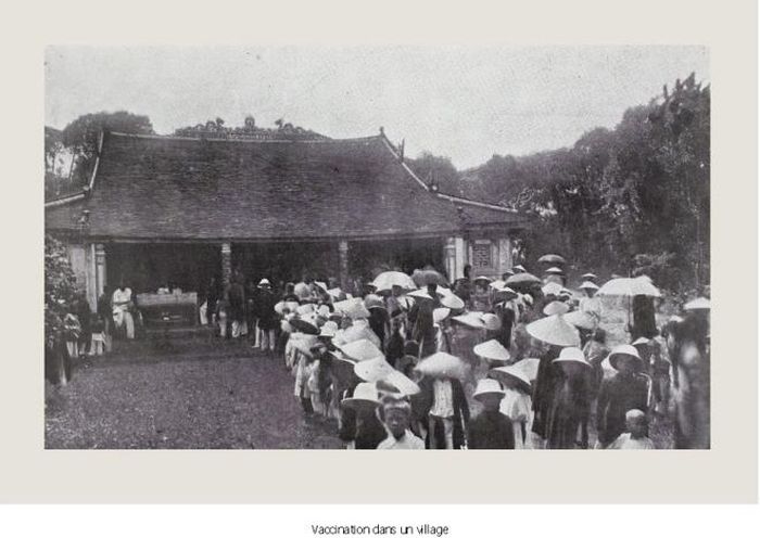Dân làng ở Bắc Bộ ra đình tiêm chủng