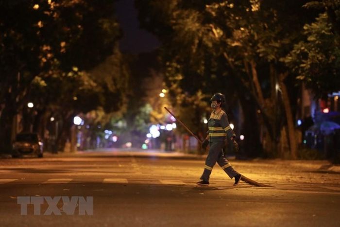Nhưng những công nhân môi trường vẫn luôn là một phần không thể thiếu của thành phố. (Ảnh: Minh Quyết/TTXVN)