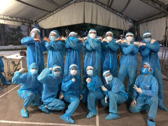 Các bạn sinh viên tình nguyện Đại học Đà Nẵng tham gia phòng chống dịch COVID – 19. Ảnh: ĐHĐN