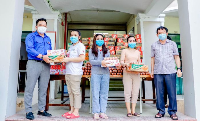 Sinh viên Đại học Đà Nẵng quyên góp hoa quả gửi tặng đồng bào đang trong vùng dịch. Ảnh: ĐHĐN