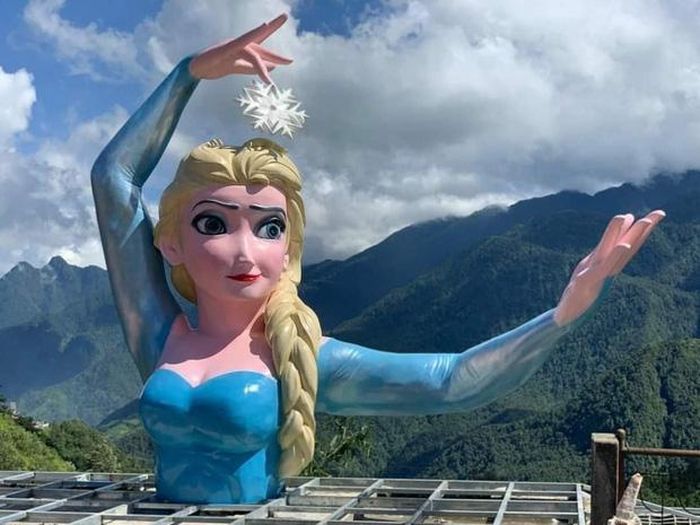Trước đó, tượng "Nữ thần tự do" và "Nữ hoàng Elsa" được dựng tại cơ sở lưu trú tên AnSaPa (tổ 4, Phan Si Păng, thị xã Sa Pa, tỉnh Lào Cai) sau khi bị dân mạng chê tơi tả đã bị gỡ bỏ.