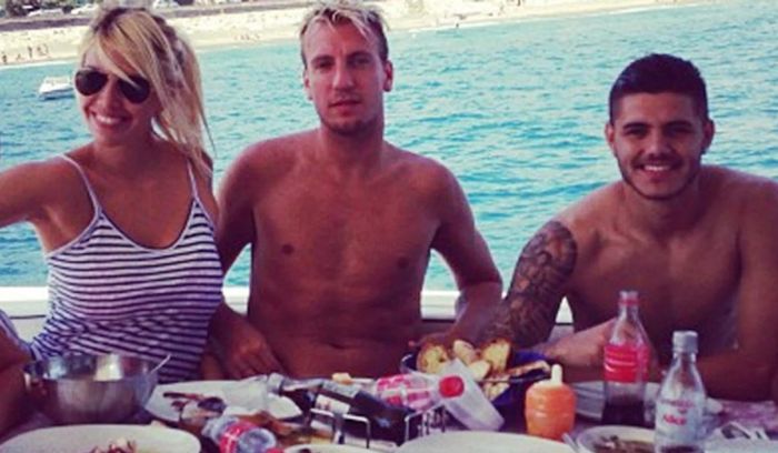 Đó là việc Icardi đã "cua" luôn vợ của cậu bạn thân Maxi Lopez (giữa), là cô nàng lẳng lơ Wanda Nara (trái)