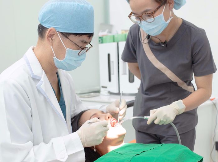  Bác sĩ Ryan Lee Kang Wook trong lúc khám răng cho bệnh nhân tại phòng khám. Ảnh: NVCC. 