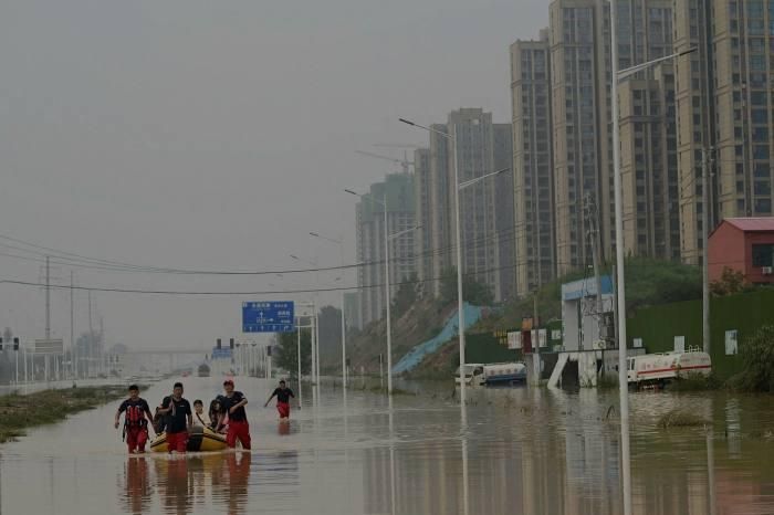 Đội cứu hộ giúp người dân trong mùa lũ ở Trung Quốc. Ảnh: AFP.