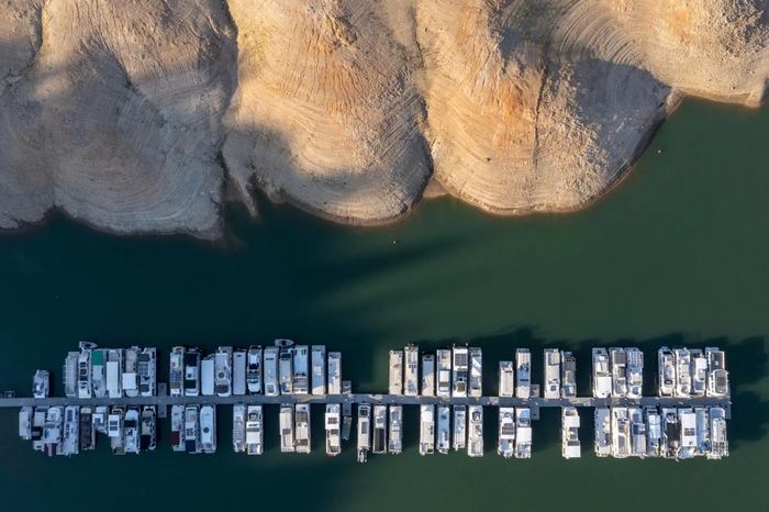 Tàu phải neo đậu xa vì hồ nước cạn khô ở bang California, Mỹ. Ảnh: Angeles Times.