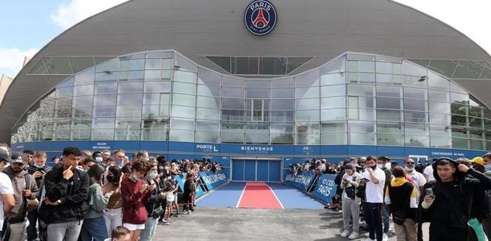 CĐV PSG chờ 2 ngày để đón Messi mà chưa được