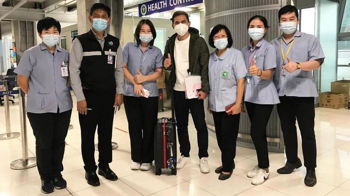HLV Kiatisuk ở sân bay Thái Lan
