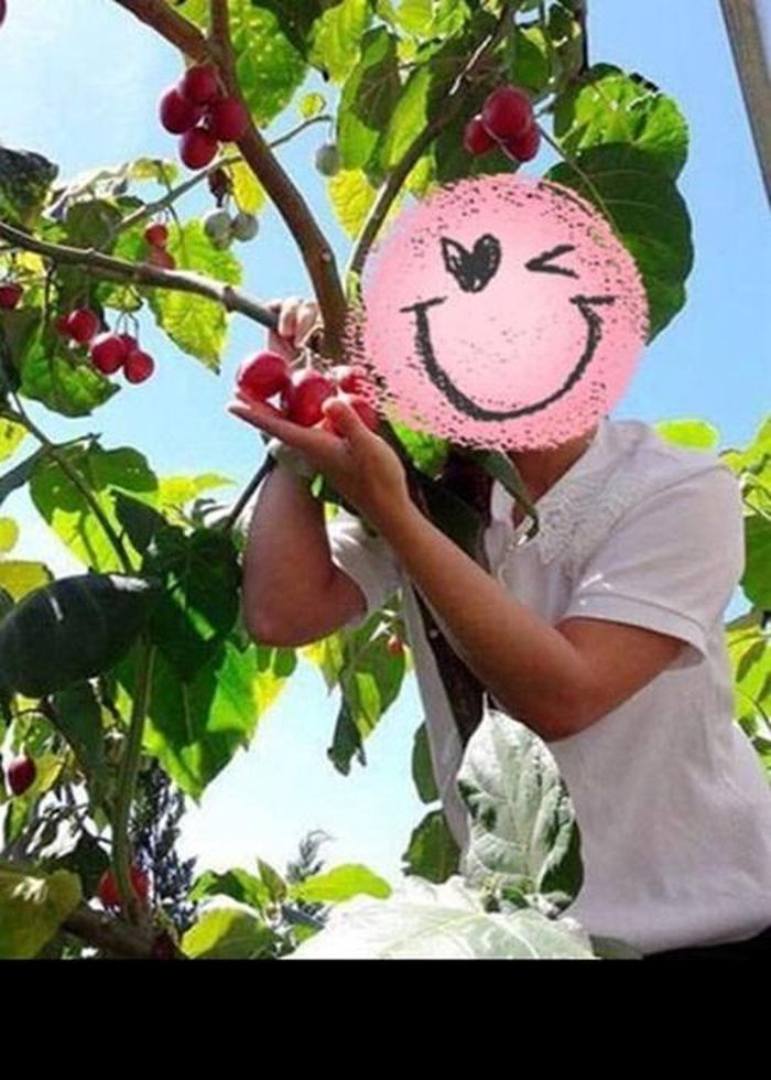 Có lần, Ya Suy đăng tải hình ảnh một cô gái nhưng lại dùng biểu tượng che mặt khiến nhiều người tò mò. Tuy nhiên, nam ca sĩ không hé lộ thêm về người này cũng như chuyện yêu đương của bản thân.