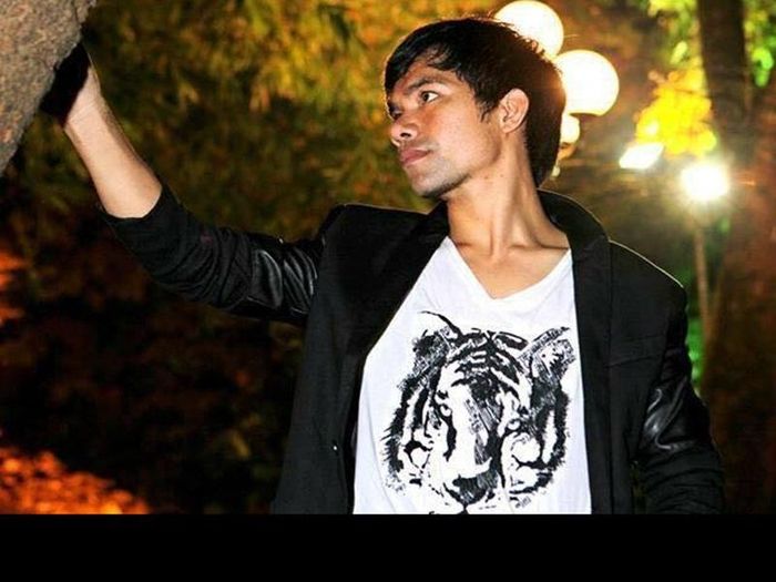 Ya Suy chỉ xin nhận con chứ không muốn kết hôn vì cho rằng không thể đánh mất tương lai của mình. Đồng thời, nam ca sĩ cũng tố ngược cô gái có mục đính toan tính. “Tôi nghĩ chắc chắn người ta có ý đồ thế nọ, thế kia từ trước rồi nên thôi vì tôi cũng đã làm hết cách rồi”, anh nói.