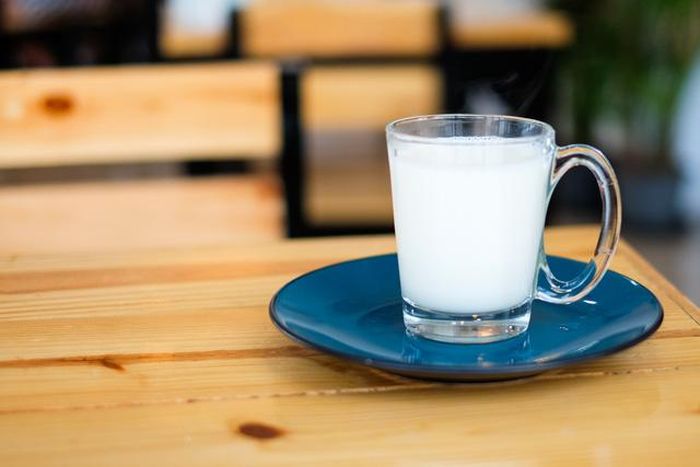 Cho trẻ uống thêm sữa để tăng cường dinh dưỡng.