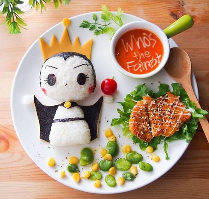 Nên trang trí món ăn bằng các hình thù ngộ nghĩnh, vui mắt để thu hút sự chú ý của bé.