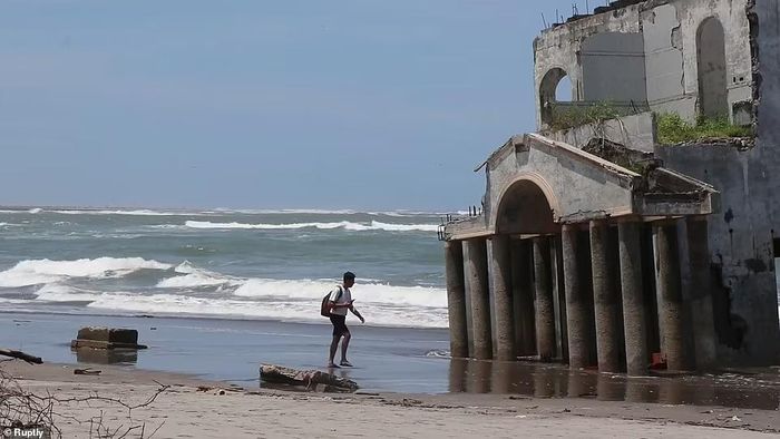  El Salvador và phần còn lại của Trung Mỹ cũng không tránh khỏi những tác động do bão Mitch gây ra. Lượng mưa khổng lồ tạo nên lũ quét, sạt lở đất trên khắp đất nước, làm hư hại hơn 10.000 ngôi nhà, khiến 84.000 người dân mất chỗ ở. 240 người ở El Salvador được ghi nhận đã chết trong đợt bão này. 
