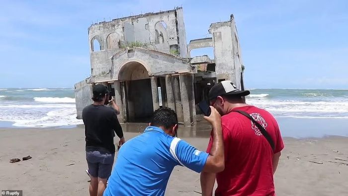  Du khách nên tới đây vào buổi sáng. Khi thủy triều lên vào buổi chiều, nước dâng ngập các căn phòng gây nguy hiểm cho những người khám phá. 