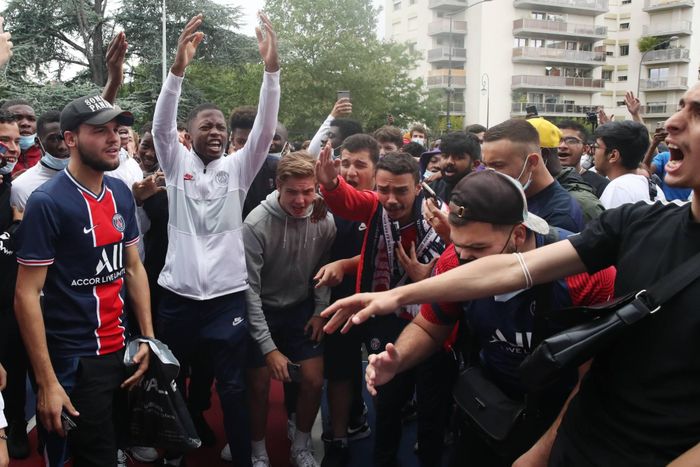  Fan PSG phấn khích khi Messi đến Paris. Ảnh: Reuters. 