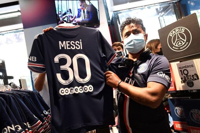  Các CĐV PSG bắt buộc đến cửa hàng cố định để mua áo đấu Messi. Lúc này, số lượng hạn chế, những CĐV nhanh tay mới sở hữu chiếc áo đấu in số 30 và có tên Messi. 