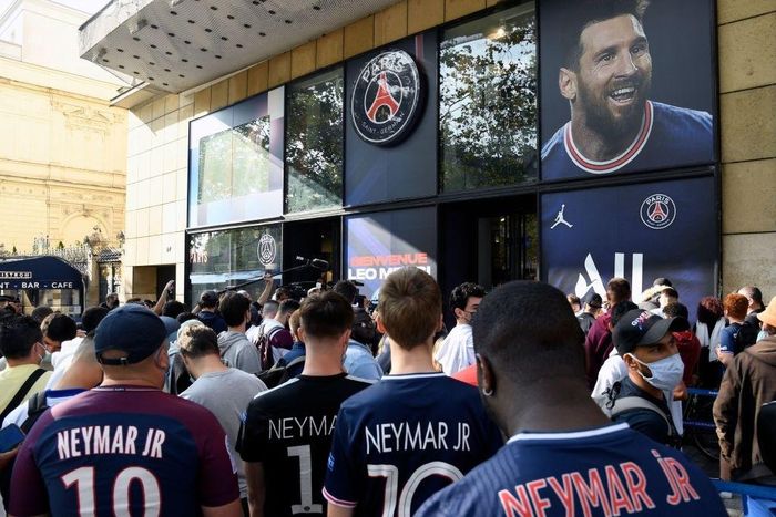  Cùng thời điểm, hàng trăm CĐV PSG tập trung ở PSG Store (cửa hàng bán áo đấu, đồ lưu niệm của PSG) để săn áo đấu Messi. 
