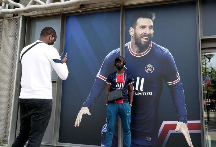  Thương vụ Messi cập bến PSG là cú "bẻ lái" tưởng như chỉ có trong tưởng tượng. Sau mùa 2020/21, PSG liên hệ chiêu mộ Messi, nhưng bị từ chối. Leo gần như ký hợp đồng mới với Barca, song một biến cố khiến cục diện đảo chiều. Trong vài ngày, PSG tức tốc trở lại thương vụ và đạt thỏa thuận với Messi. 