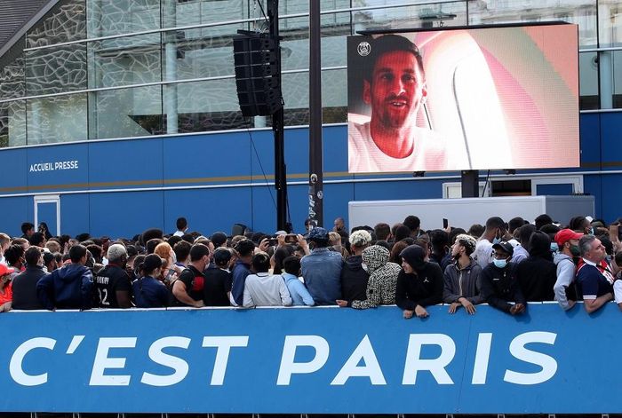  L'Equipe dùng từ "tuyệt vời" để nói về cách CĐV PSG chào đón Messi. Siêu sao người Argentina đến Paris khi đã 34 tuổi. Tuy nhiên, Leo vẫn ở phong độ đỉnh cao và hứa hẹn giúp CLB chinh phục danh hiệu Champions League đầu tiên. 