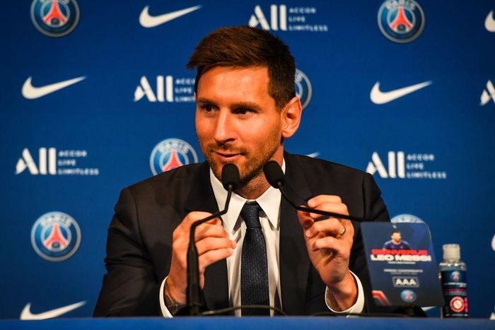  Trong buổi họp báo, Messi cho biết rất khó để nói lời chia tay Barca, nhưng giờ đây, anh hạnh phúc tại PSG. Leo đã sẵn sàng sát cánh cùng Neymar, Kylian Mbappe và các ngôi sao PSG cho mùa giải mới. 