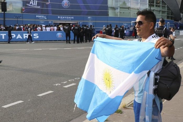  Ngôi sao số một của bóng đá Argentina thuộc về Paris. PSG hiện sở hữu cùng lúc 2 ngôi sao tốt nhất của Brazil và Argentina. Messi không chỉ tái hợp Neymar, mà sẽ sát cánh cùng người bạn thân Angel Di Maria. 