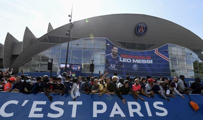  Ngày 15/8, PSG chạm trán Strasbourg ở Ligue 1. CĐV PSG sẽ lấp đầy 100% chỗ ngồi ở sân Parc des Princes để chứng kiến màn ra mắt của Messi trên sân nhà. 