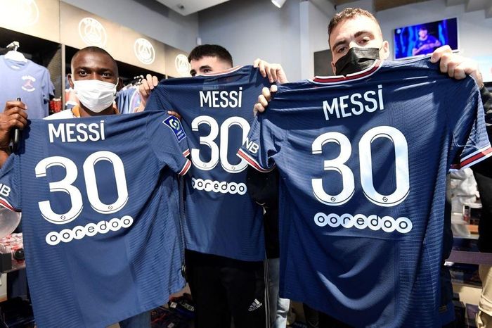  Theo Sun, áo đấu Messi trên cửa hàng online cháy hàng chỉ sau 20 phút. Trong đó, sau 15 phút, đơn đặt hàng lên đến 150.000 người. Đây là con số tiêu thụ áo đấu kỷ lục trong lịch sử PSG. 