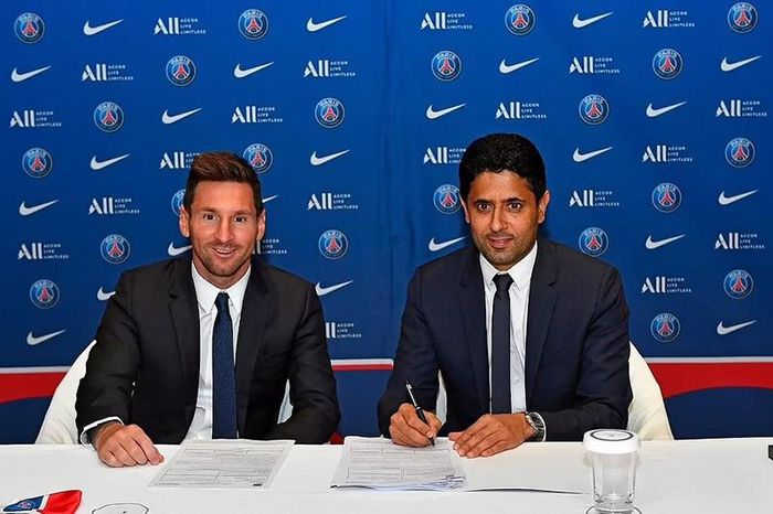 Messi ký hợp đồng cùng Chủ tịch PSG