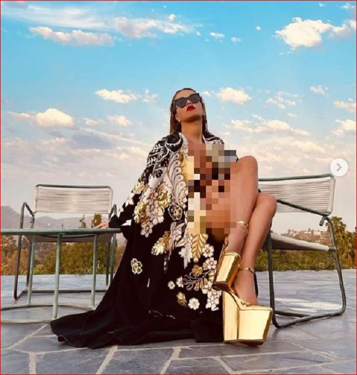 Theo đuổi phong cách thời trang sexy, đây không phải lần đầu người hâm mộ chứng kiến Rita Ora để lộ vòng 1 không phòng hộ.