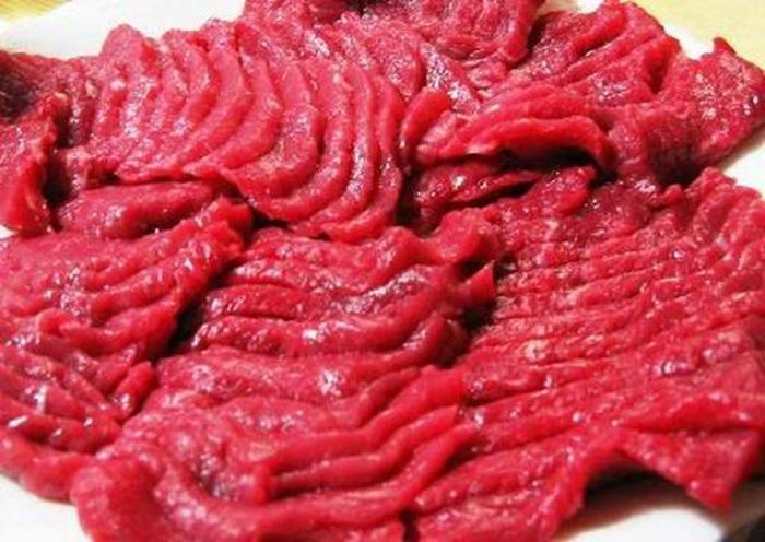 Kem thịt ngựa. Ở Nhật Bản, người dân rất thích ăn thịt ngựa. Trong số đó, món phổ biến nhất là Basashi gồm những lát thịt ngựa thái mỏng để ăn trực tiếp. Nắm bắt được thị hiếu, một công ty sản xuất kem ở nước này cho ra mắt loại kem Basashi vô cùng đặc biệt.