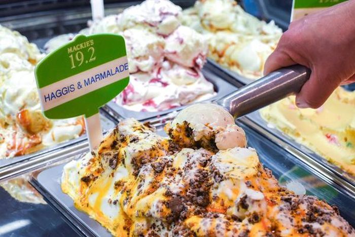 Kem nội tạng (Haggis). Haggis là món ăn làm từ nội tạng rất phổ biến trong văn hóa Scotland, hình dạng giống một miếng dồi khổng lồ. Thợ làm kem đã biến hương vị tưởng này thành kem. Dù được ăn kèm với vài món tráng miệng song kem nội tạng vẫn có hương vị khá mạnh, không phải ai cũng có thể thưởng thức.