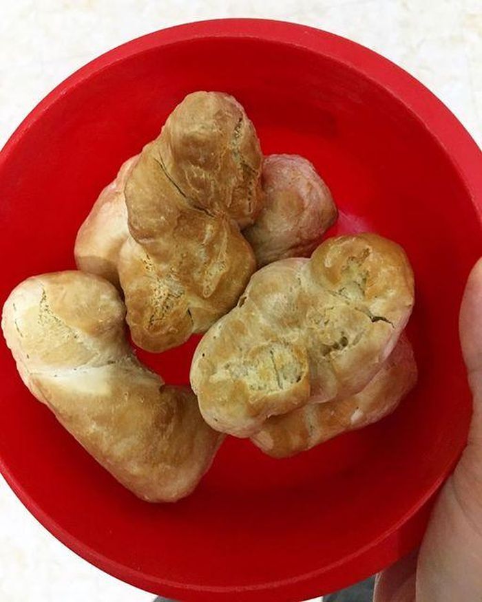 Giãn cách xã hội, thèm bánh mì truyền thống, kiếm không ra, vào bếp tự làm và thành quả ngoài mong đợi, ai cũng bảo đá hóa thạch.