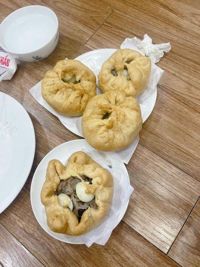Bánh bao chiên phong cách nửa kín nửa hở. 