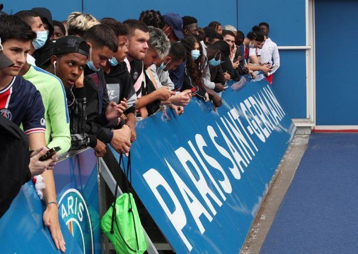 Đám đông người hâm mộ chào đón Messi ở sân bay Le Bourget.