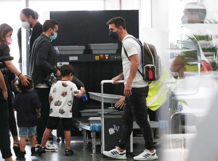 Messi cùng gia đình làm thủ tục tại sân bay