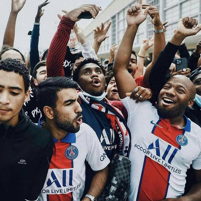 Đông đảo người hâm mộ ăn mừng vì sự kiện này (ảnh: Tiwtter PSG).