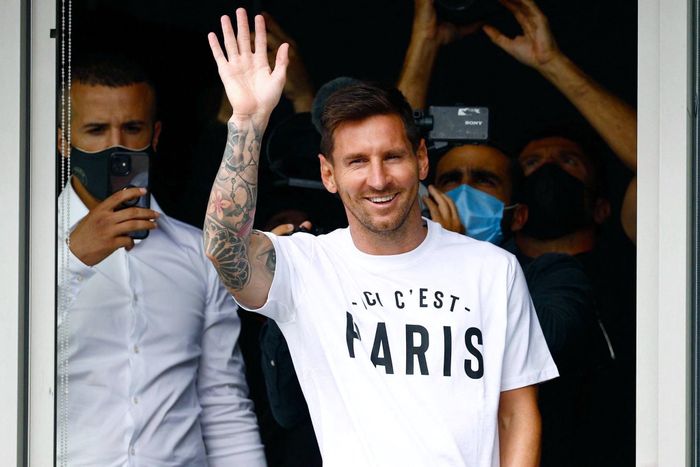 Messi mặc chiếc áo phông in dòng chữ “Ici c’est Paris” - “Đây là Paris” (ảnh: PSG).